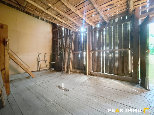 Grange mitoyenne dans une copropriété 160 m2 utiles - Le Vie