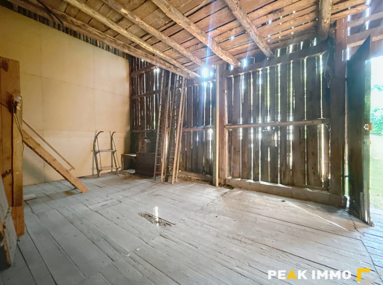 Grange mitoyenne dans une copropriété 160 m2 utiles - Le Vie