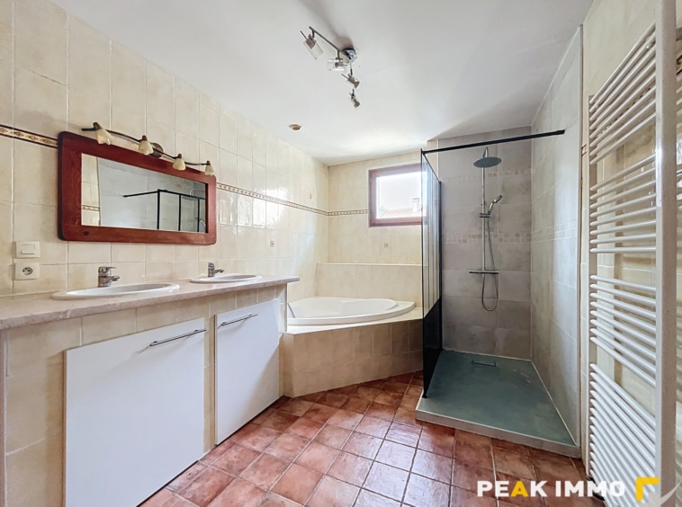 Maison 7 pièces - 198 m2 - Sales