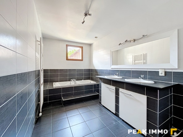 Maison 7 pièces - 198 m2 - Sales