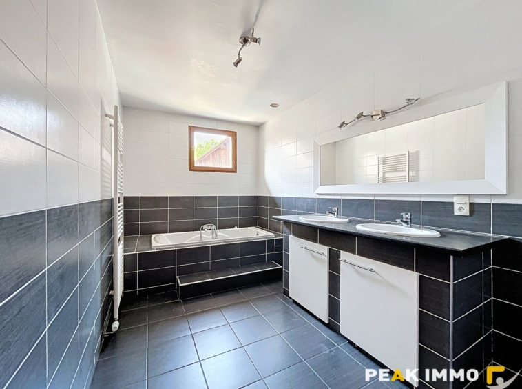 Maison 7 pièces - 198 m2 - Sales