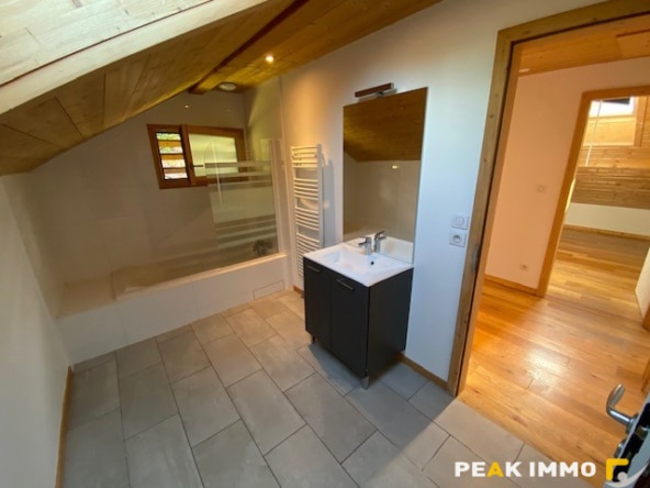 À louer : Maison meublée  mitoyenne T4 en triplex de 80 m2