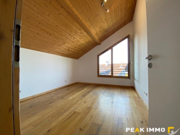 À louer : Maison meublée  mitoyenne T4 en triplex de 80 m2