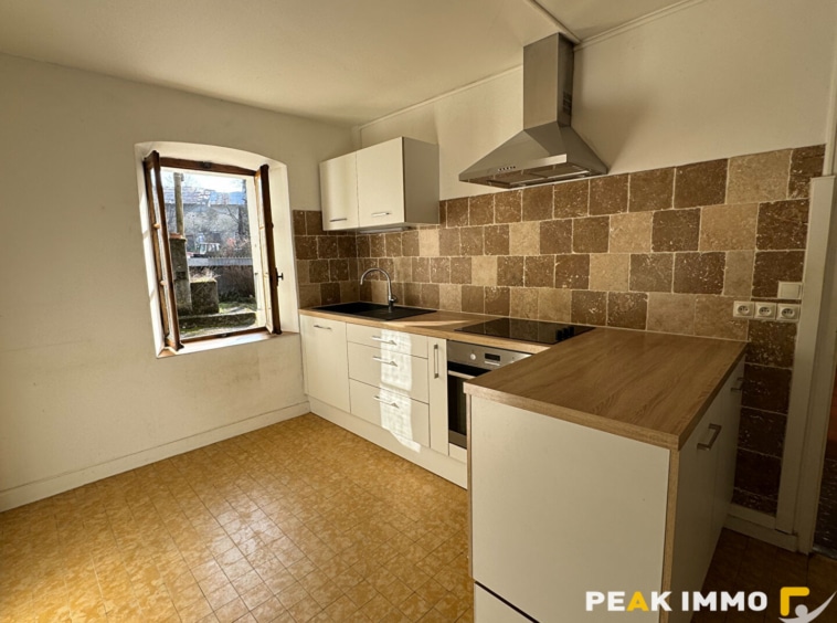 SAINT ANDRE DE BOEGE- Maison composée de 2 appartements
