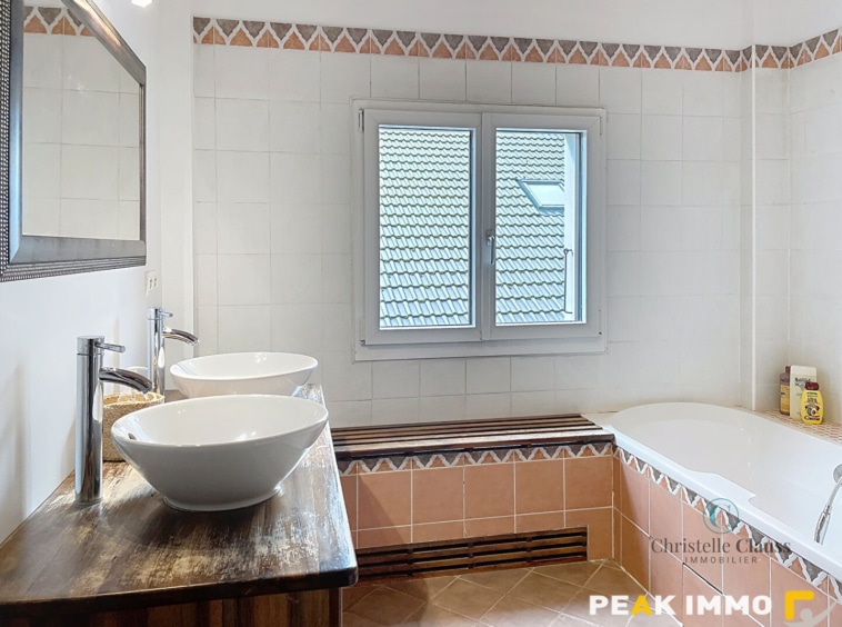 FILLINGES MAISON RENOVEE PROCHE ENTREE AUTOROUTE GENEVE ANNE