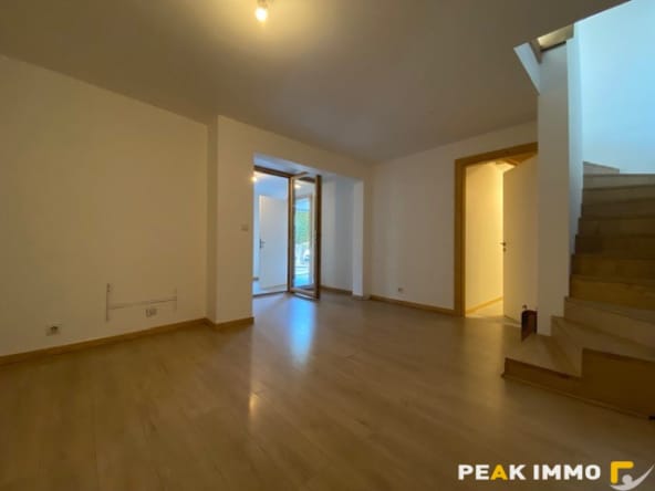 À louer : Maison meublée  mitoyenne T4 en triplex de 80 m2