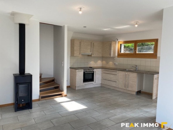 À louer : Maison meublée  mitoyenne T4 en triplex de 80 m2