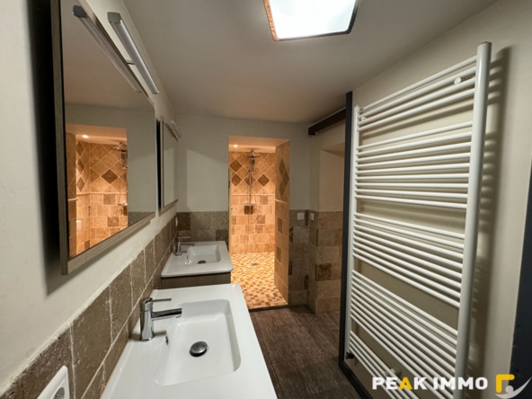 SAINT ANDRE DE BOEGE- Maison composée de 2 appartements