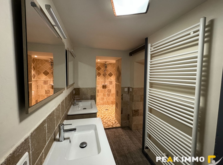 SAINT ANDRE DE BOEGE- Maison composée de 2 appartements