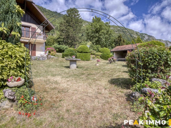 Maison et annexes - 7 pièces - 400 m2 - LATHUILE