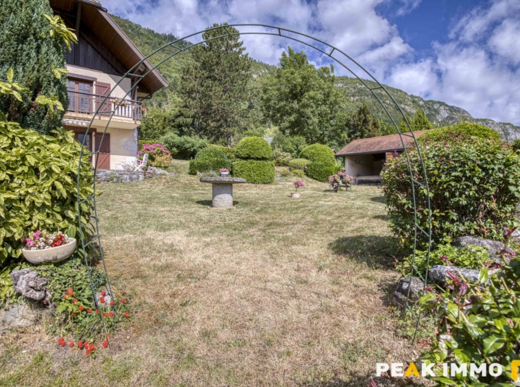 Maison et annexes - 7 pièces - 400 m2 - LATHUILE