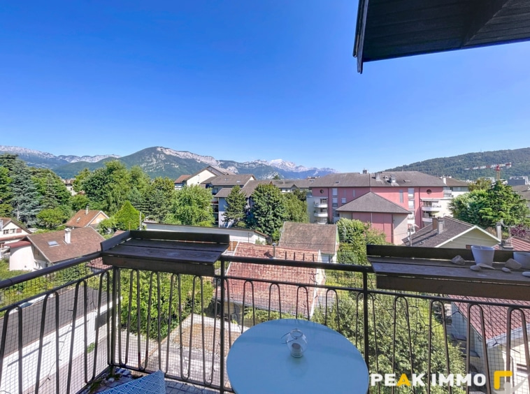 Appartement lumineux avec vue dégagée sur les montagnes, à