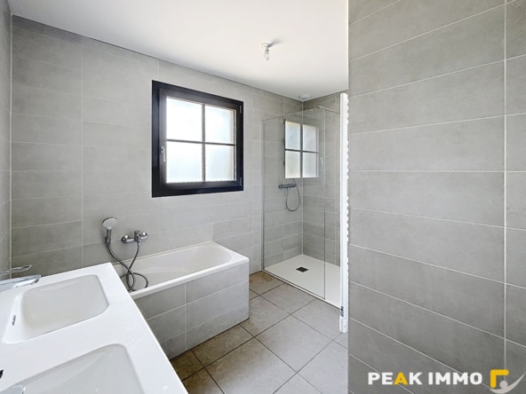 Appartement Fillinges 5 pièce(s) 156.15 m2