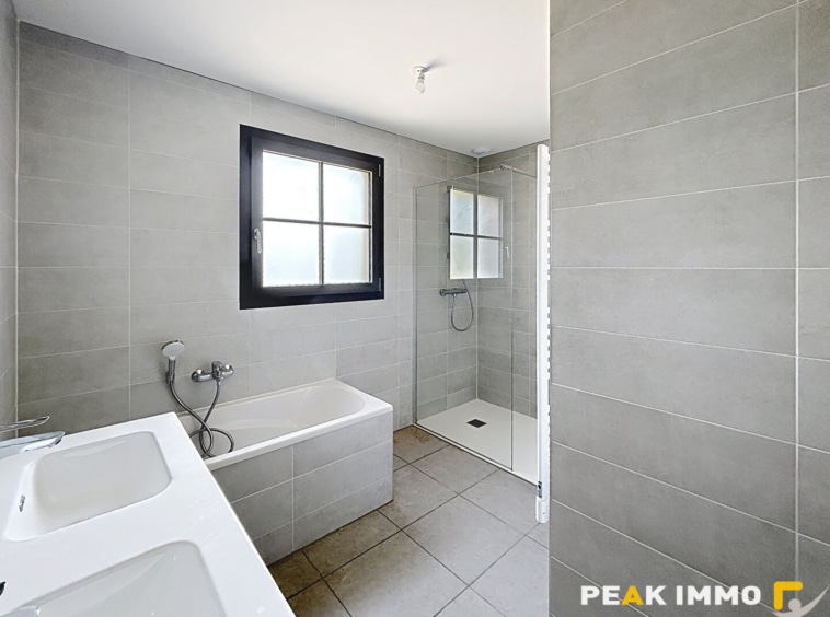 Appartement Fillinges 5 pièce(s) 156.15 m2