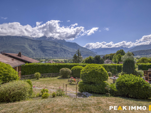 Maison et annexes - 7 pièces - 400 m2 - LATHUILE