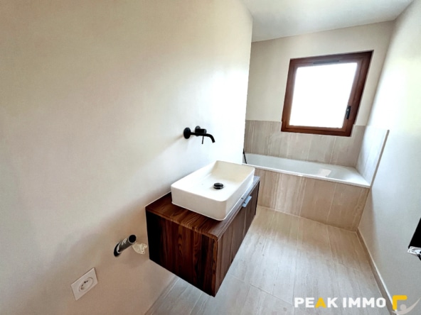 Appartement duplex - 3 pièces - 56.90 m2 Loi Carrez - 75.90