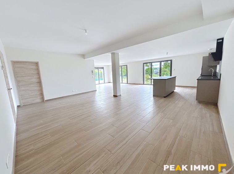 Appartement Fillinges 5 pièce(s) 156.15 m2