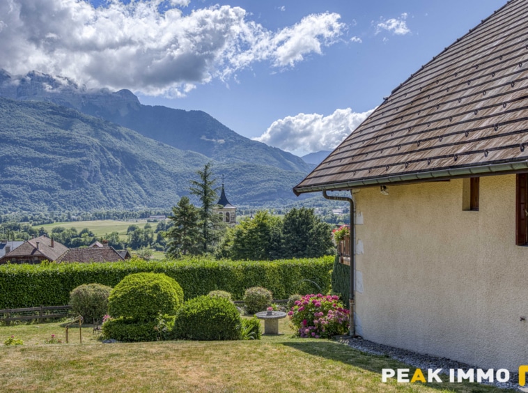 Maison et annexes - 7 pièces - 400 m2 - LATHUILE