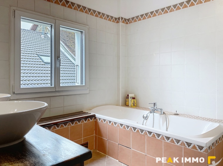 FILLINGES MAISON RENOVEE PROCHE ENTREE AUTOROUTE GENEVE ANNE