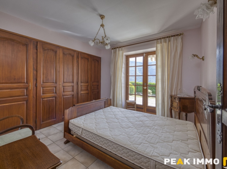 Maison et annexes - 7 pièces - 400 m2 - LATHUILE