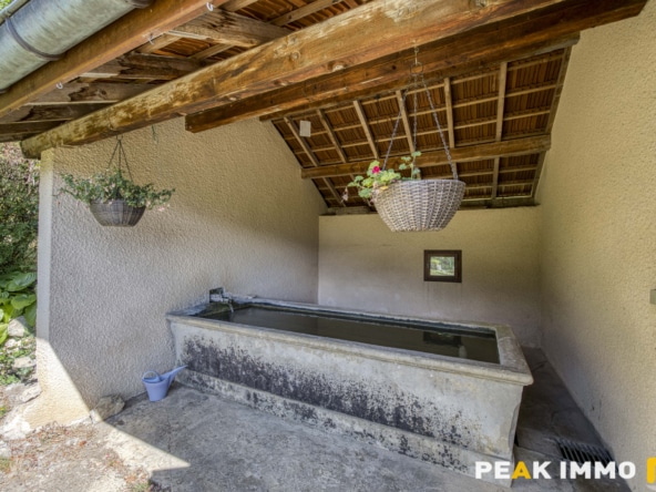 Maison et annexes - 7 pièces - 400 m2 - LATHUILE