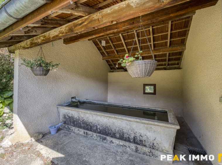 Maison et annexes - 7 pièces - 400 m2 - LATHUILE
