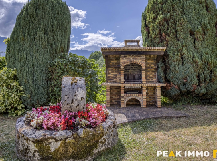 Maison et annexes - 7 pièces - 400 m2 - LATHUILE