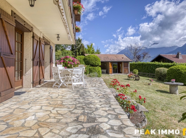 Maison et annexes - 7 pièces - 400 m2 - LATHUILE