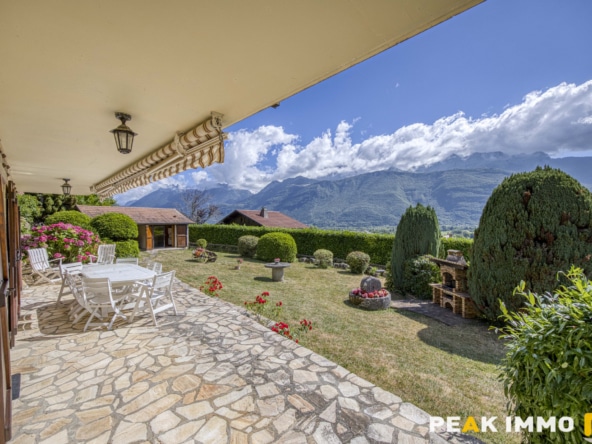 Maison et annexes - 7 pièces - 400 m2 - LATHUILE