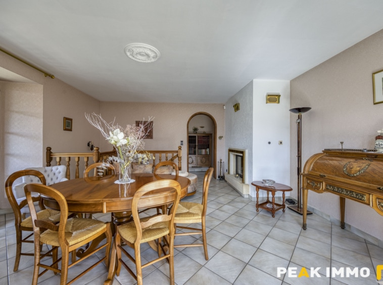 Maison et annexes - 7 pièces - 400 m2 - LATHUILE