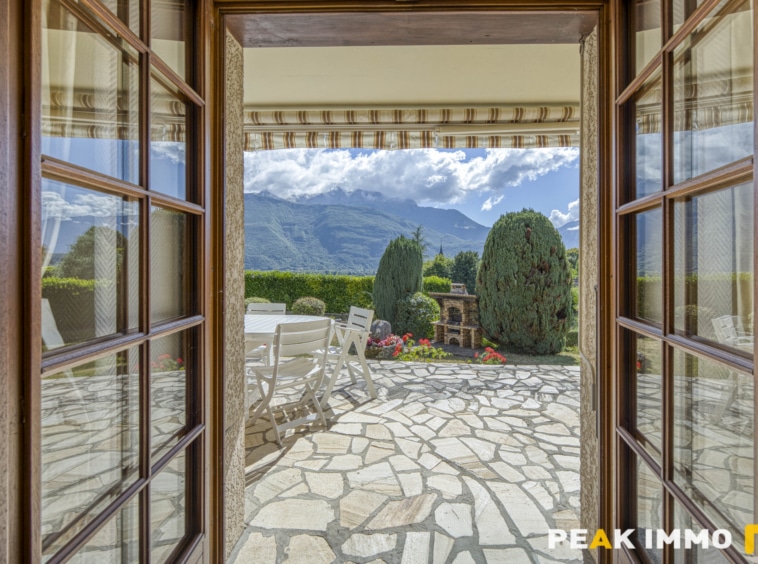 Maison et annexes - 7 pièces - 400 m2 - LATHUILE