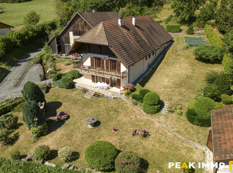 Maison et annexes - 7 pièces - 400 m2 - LATHUILE