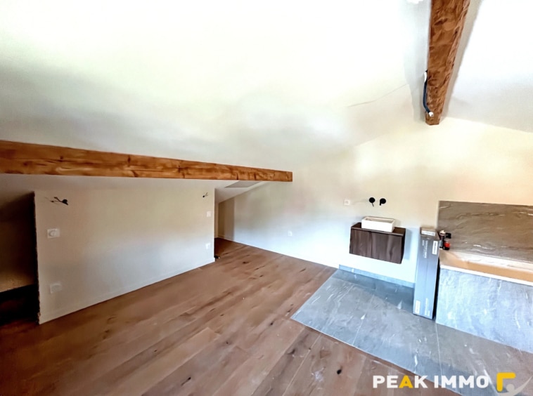 Appartement duplex - 3 pièces - 56.90 m2 Loi Carrez - 75.90