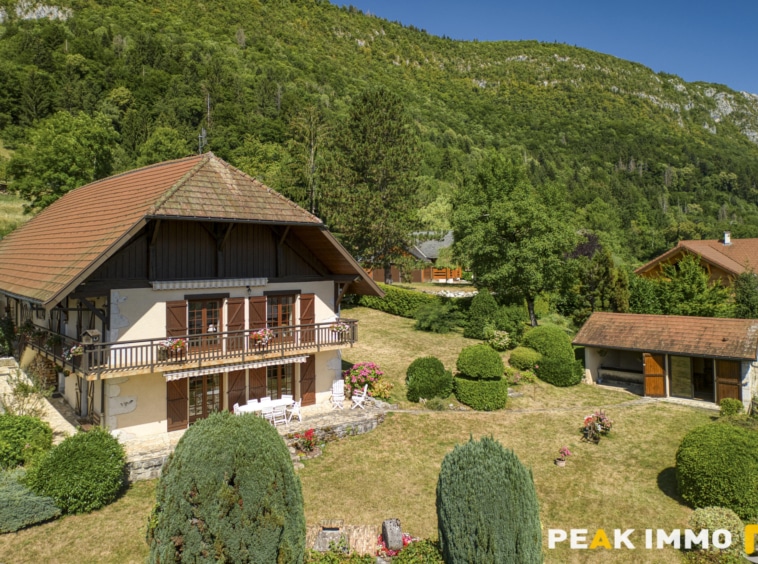 Maison et annexes - 7 pièces - 400 m2 - LATHUILE