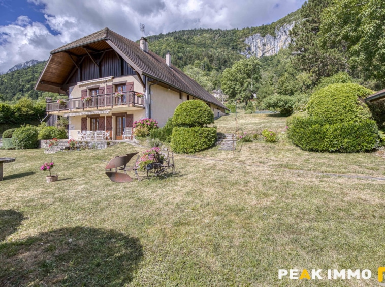 Maison et annexes - 7 pièces - 400 m2 - LATHUILE
