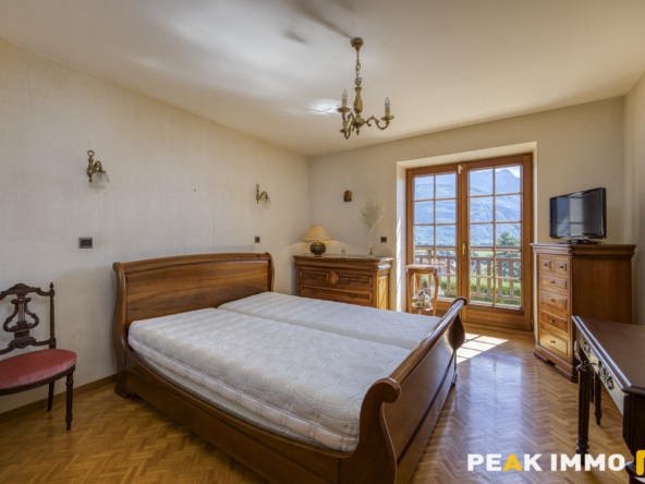 Maison et annexes - 7 pièces - 400 m2 - LATHUILE