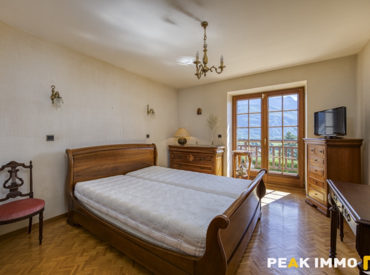 Maison et annexes - 7 pièces - 400 m2 - LATHUILE