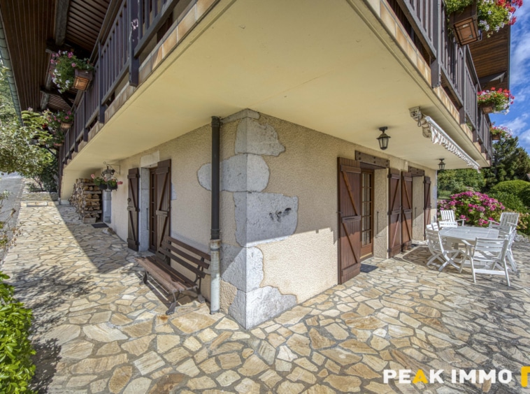 Maison et annexes - 7 pièces - 400 m2 - LATHUILE