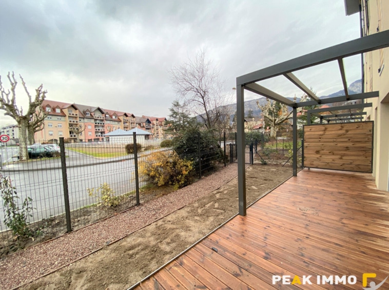 BONNEVILLE   Studio avec terrasse et jardin en rez-de-jardin