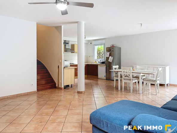 Comme une maison mitoyenne avec jardin et grand garage