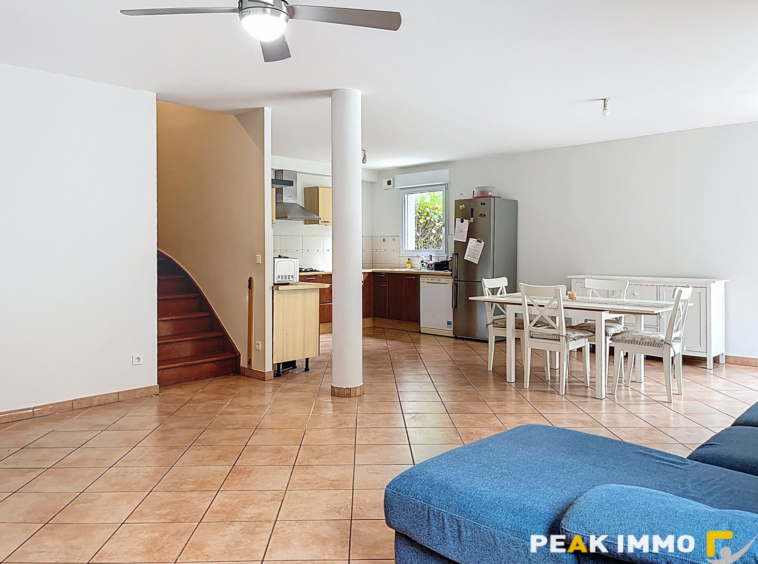 Comme une maison mitoyenne avec jardin et grand garage