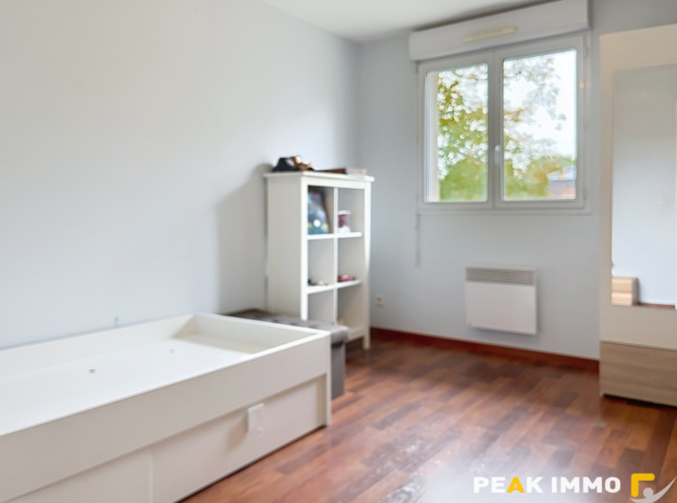 Comme une maison mitoyenne avec jardin et grand garage