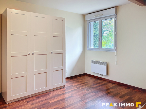 Comme une maison mitoyenne avec jardin et grand garage