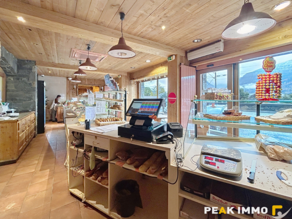 À louer à Marignier    Local commercial modulable avec grand