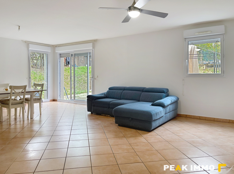 Comme une maison mitoyenne avec jardin et grand garage