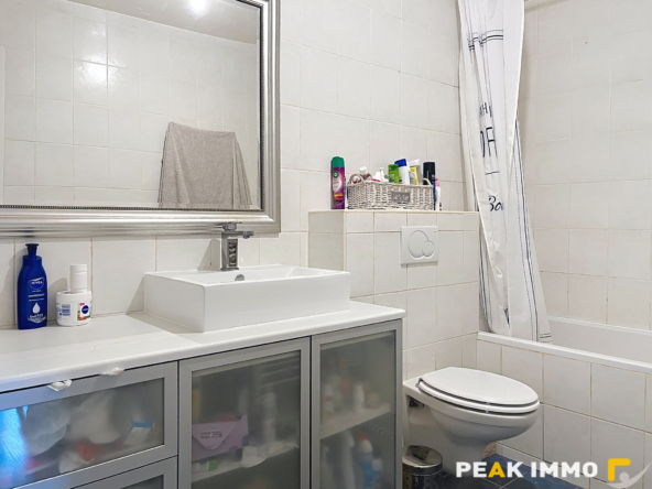 Comme une maison mitoyenne avec jardin et grand garage