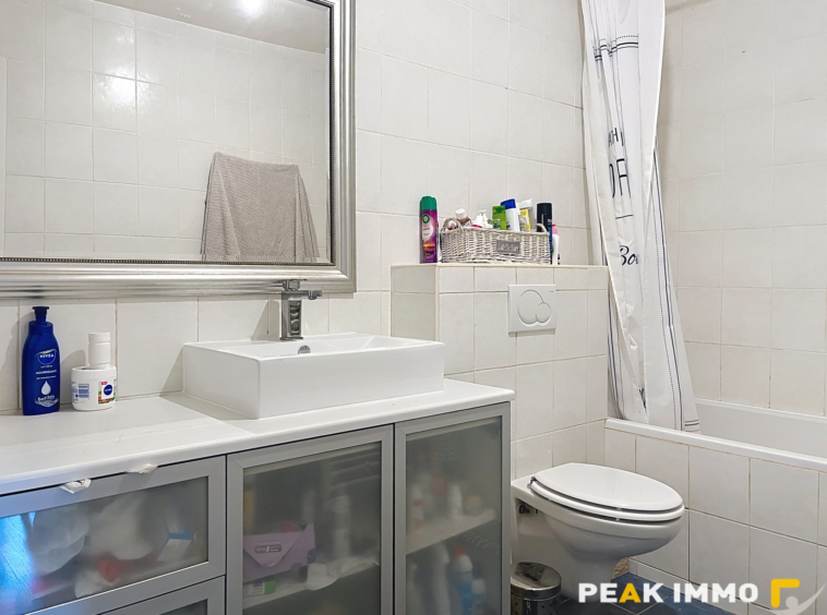 Comme une maison mitoyenne avec jardin et grand garage