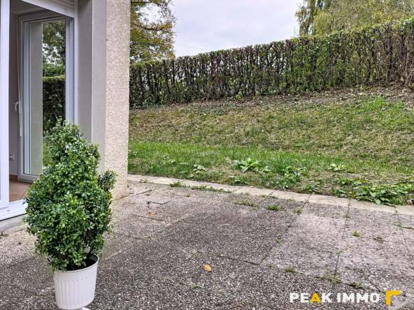 Comme une maison mitoyenne avec jardin et grand garage