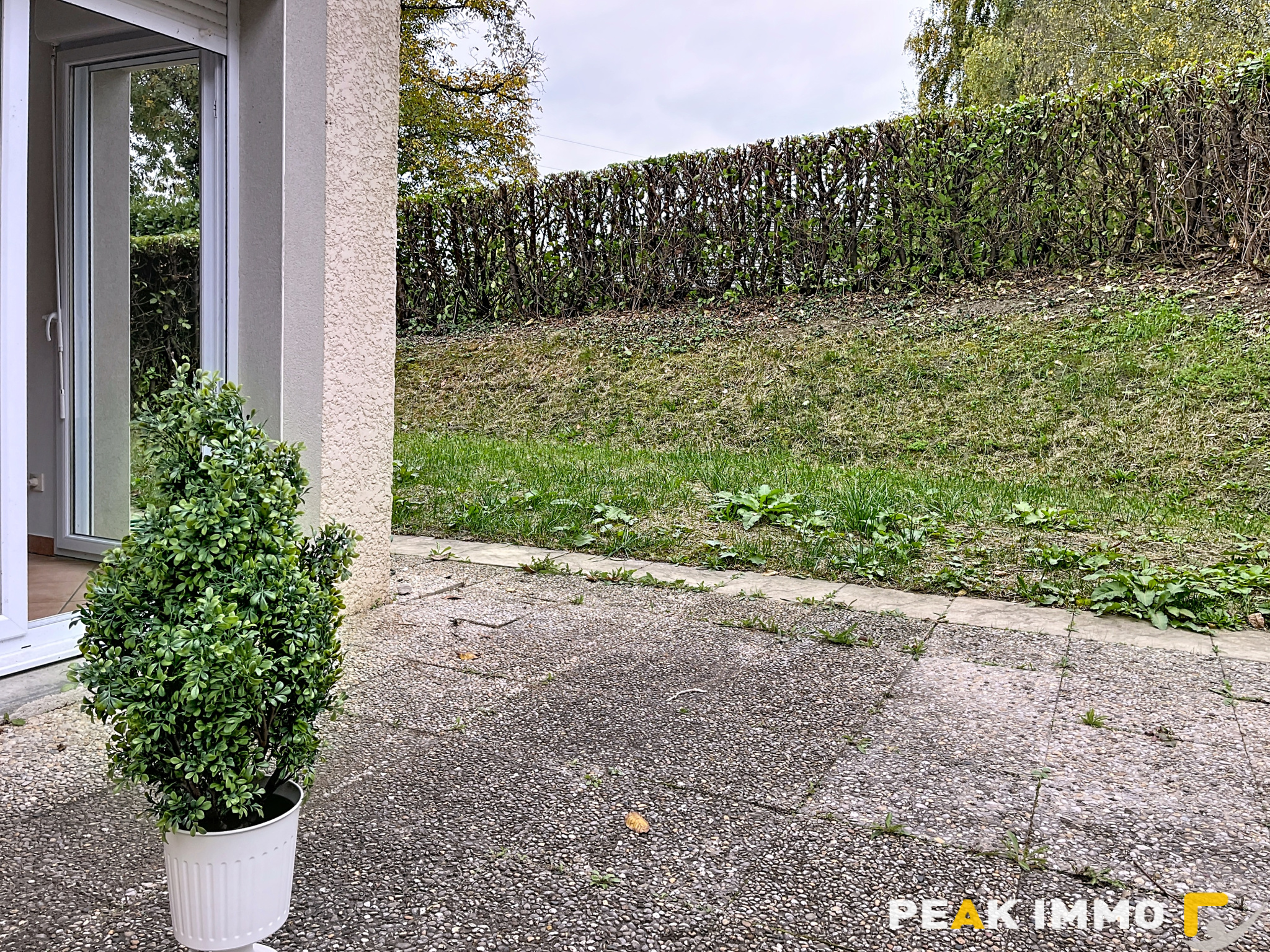 Comme une maison mitoyenne avec jardin et grand garage