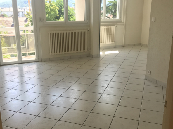 VILLE-LA-GRAND   À louer, appartement récent de type T3 proc